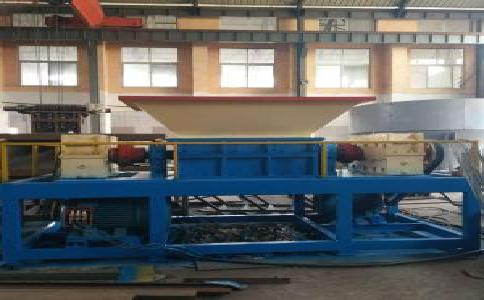 打開大型<a href='http://www.byrrr.cn/ssxl/10.html' target='_blank'><span>金屬撕碎機</span></a>時應注意些什么